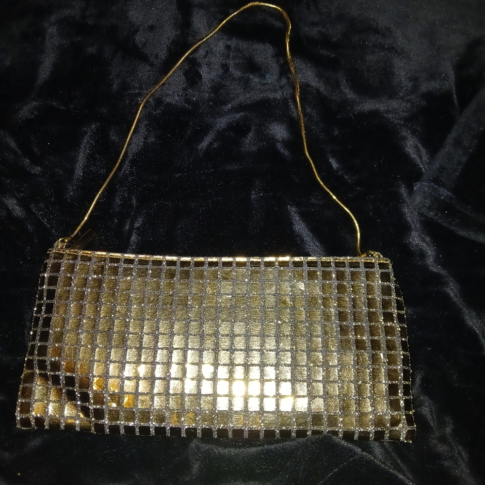 La Rue - Women's Gold Small Zipped Fashionable Clutch Style Purse. NWOT